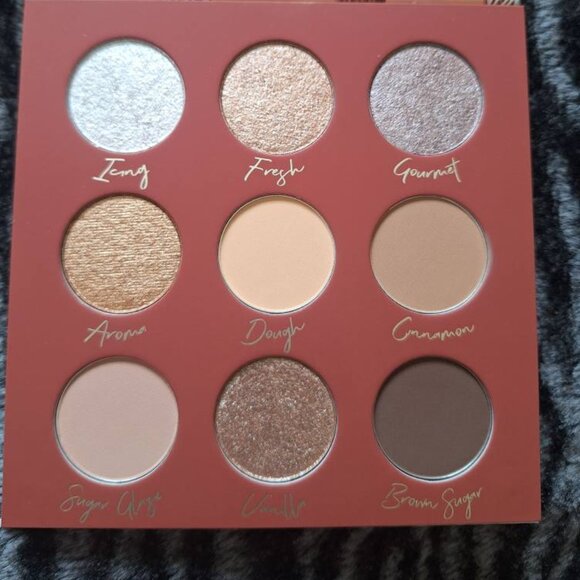 🍞 Beauty Bakerie – “The Chosen Bun” Eyeshadow Palette 🤎 - Picture 2 of 4